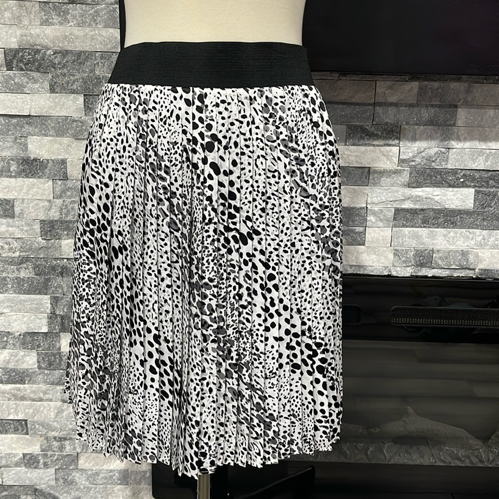 WHITE HOUSE BLACK MARKET Pleaded Leopard Skirt  Sz 4